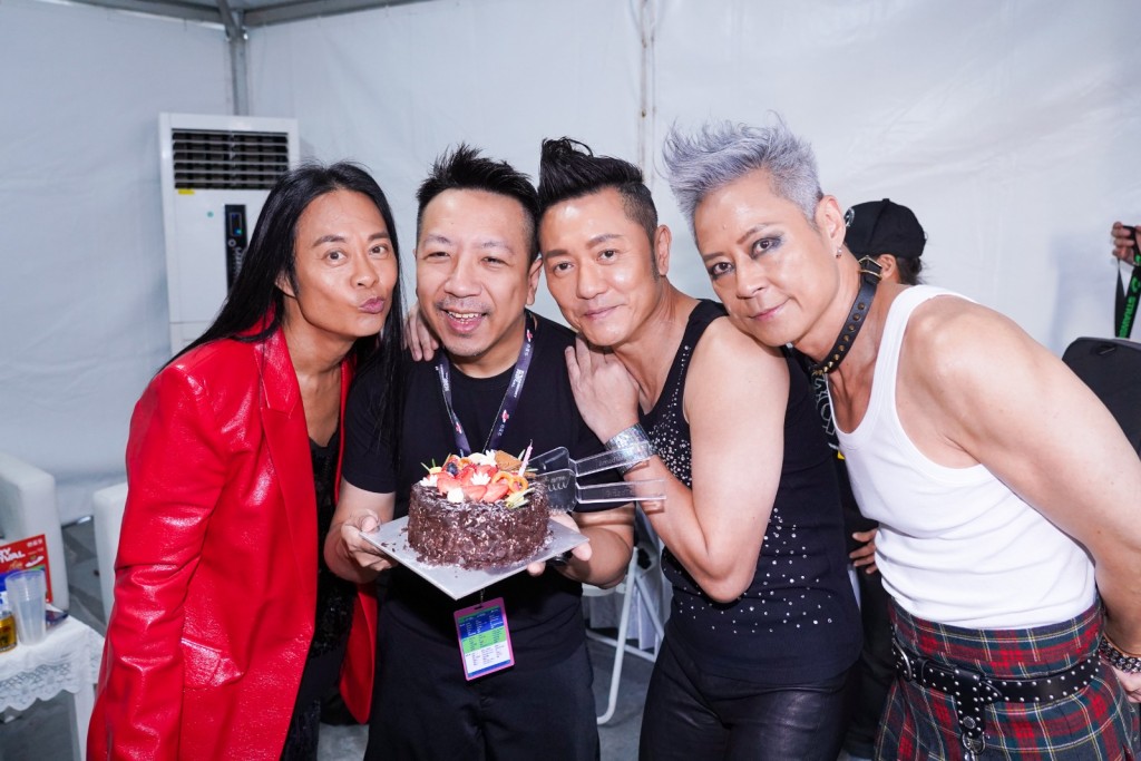 演出前，團隊還在後台為音樂總監何秉舜慶祝生日。