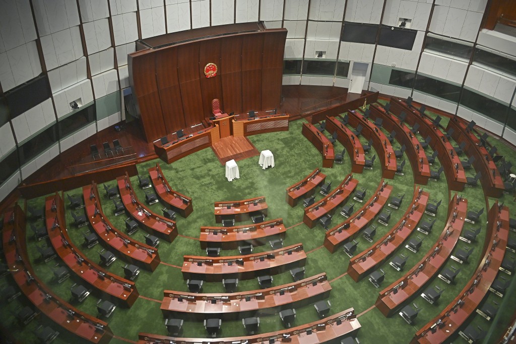 立法會會議廳已改掛國徽。 