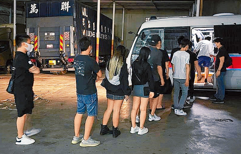 警方在葵涌一工廈破獲無牌酒吧,拘捕女負責人及十三名男女顧客。