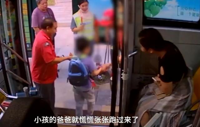失魂爸爸接兒子。影片截圖