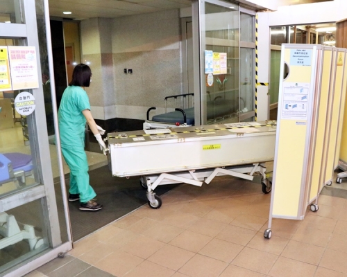女童食提子骾喉死亡，屍體舁送殮房。