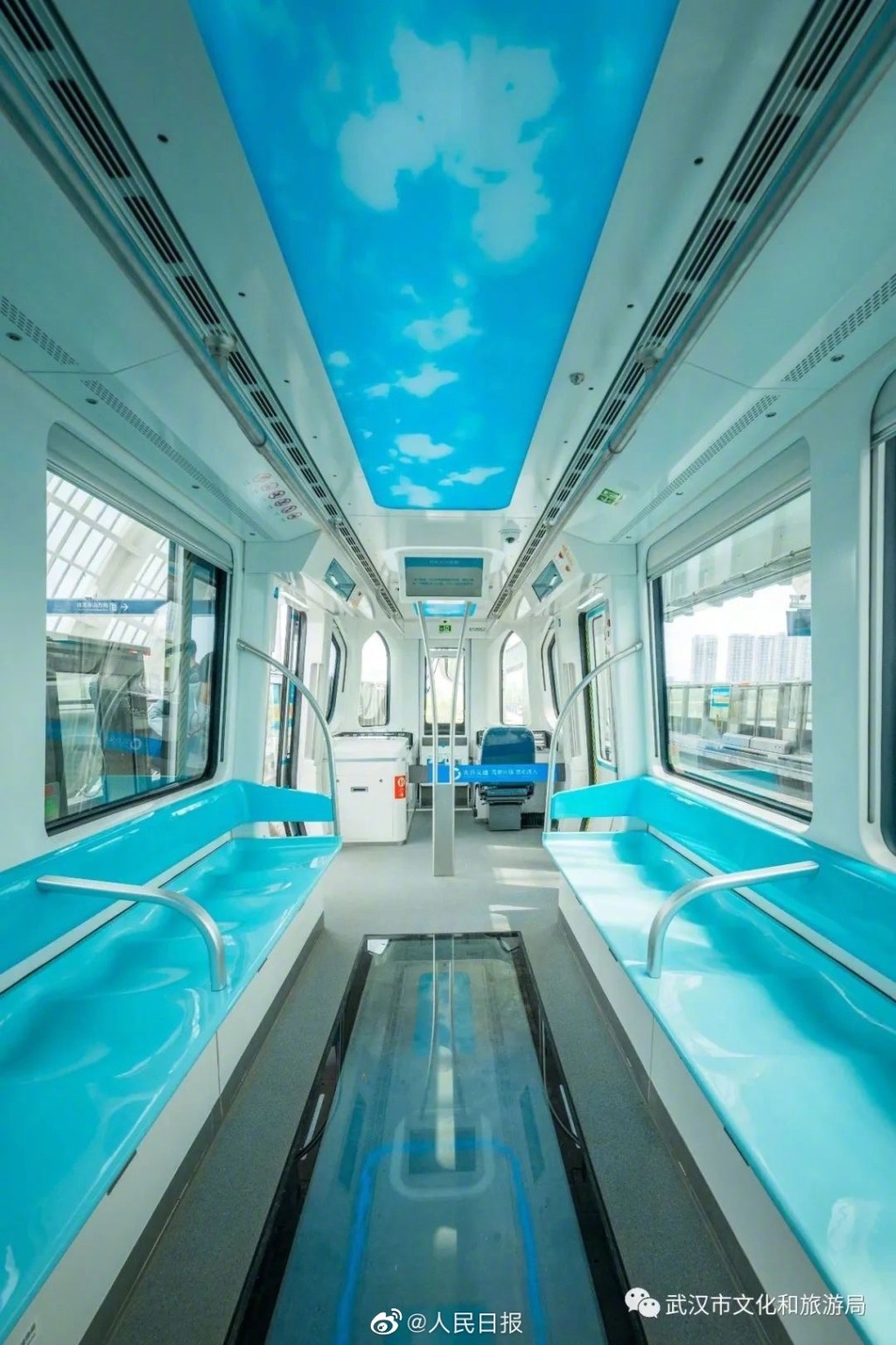 光谷空轨车厢以「科技蓝」着色。