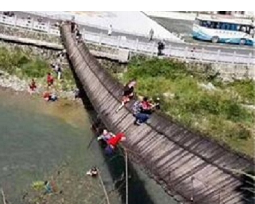 湖北發生吊橋翻覆意外,15人受傷。 網上圖片