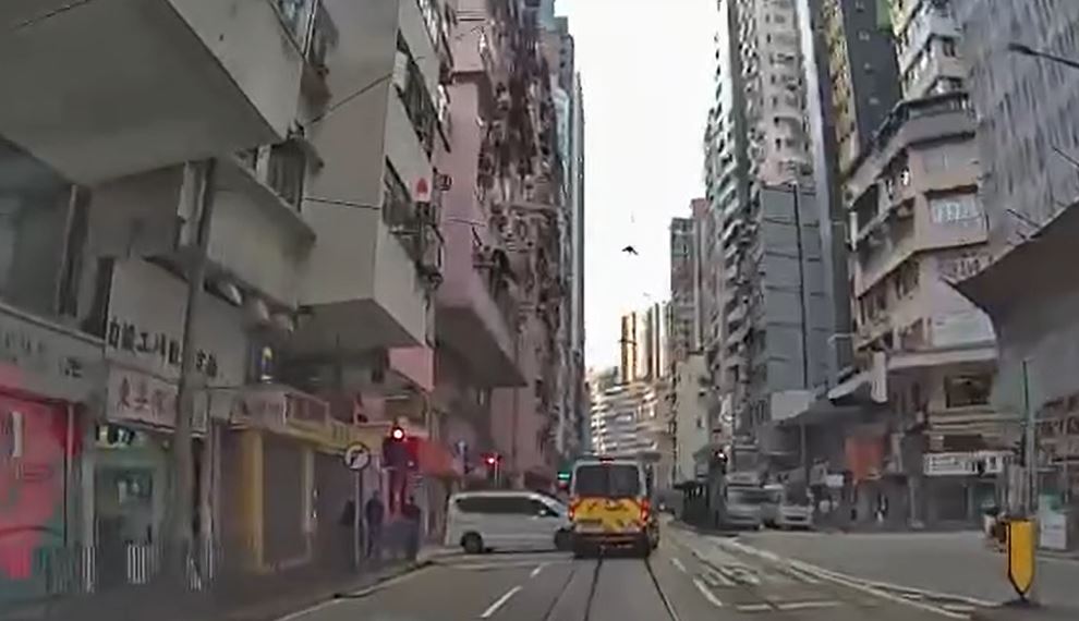 七人車與警車相撞。fb香港突發事故報料區影片截圖