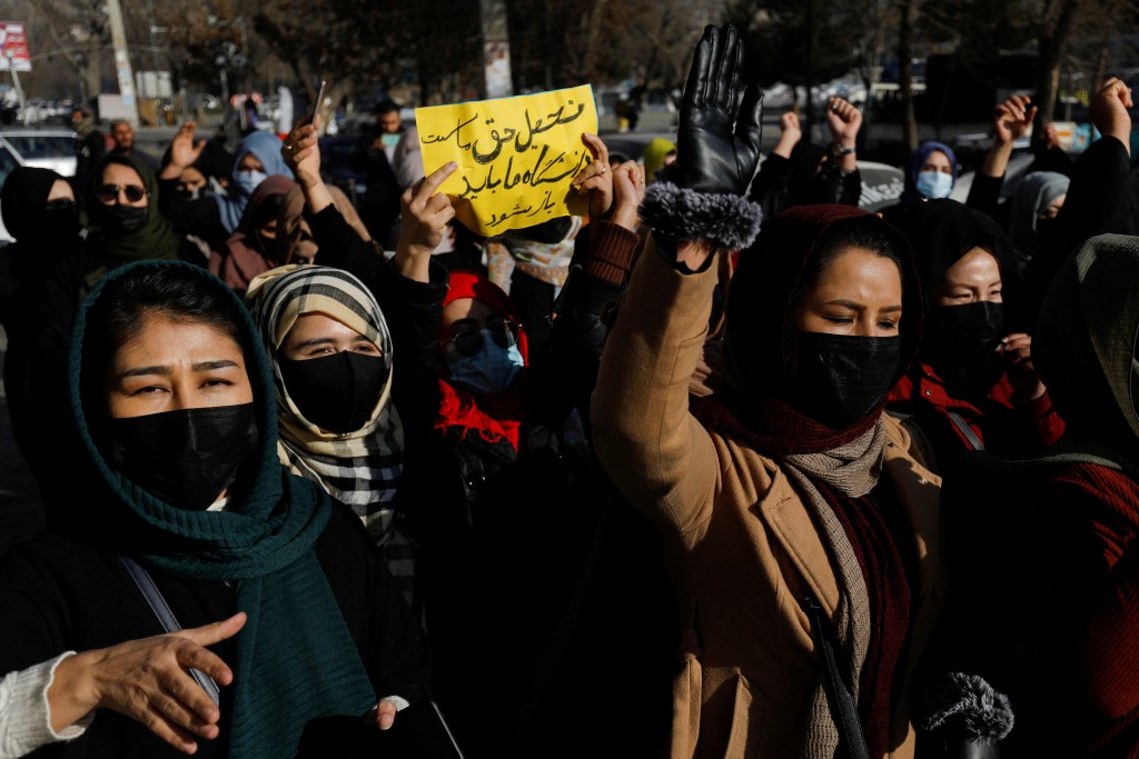 阿富汗婦女上街抗議塔利班禁止女性入讀大學。路透社