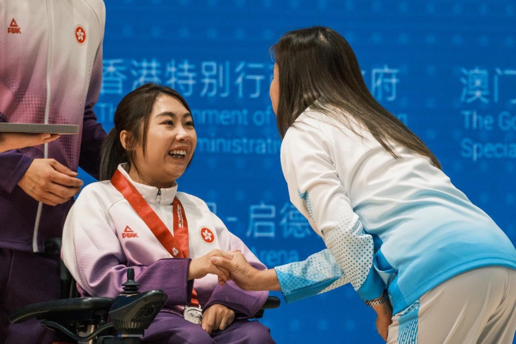 羅淑佩親手頒獎予硬地滾球運動員何宛琪。羅淑佩fb