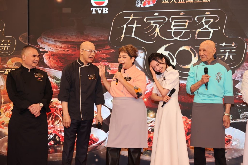 成為眾人取笑對象，龔嘉欣笑不停。