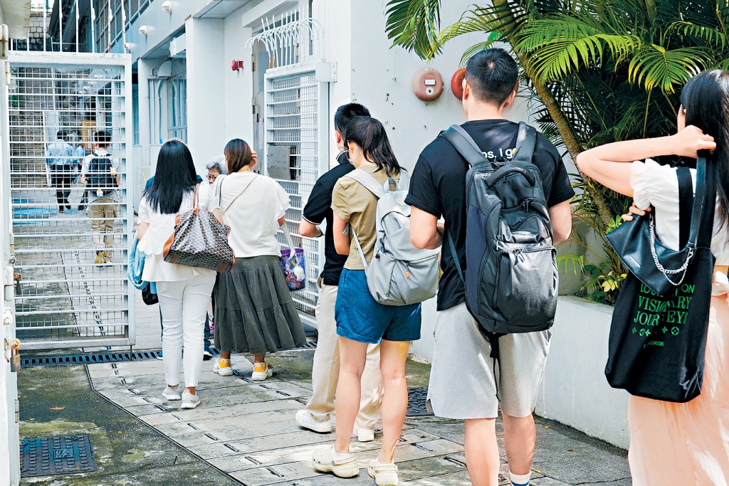 小一自行分配學位階段昨日起接受紙本申請，早上近9時，約10名家長在傳統名校喇沙小學門外等候接受交表。