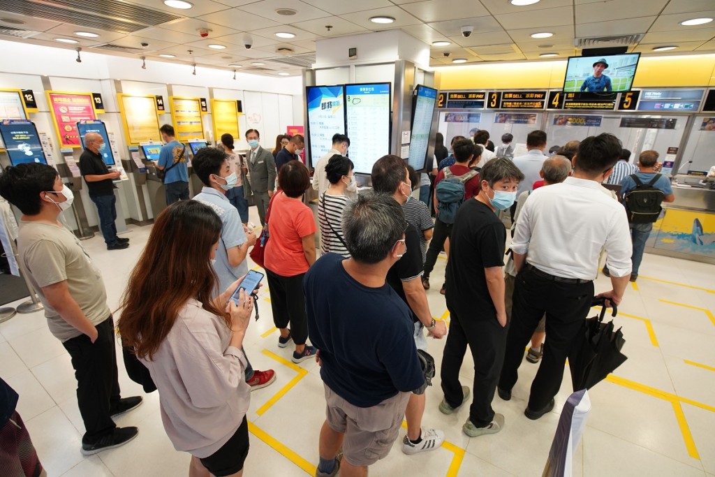 不少市民買六合彩碰碰運氣。