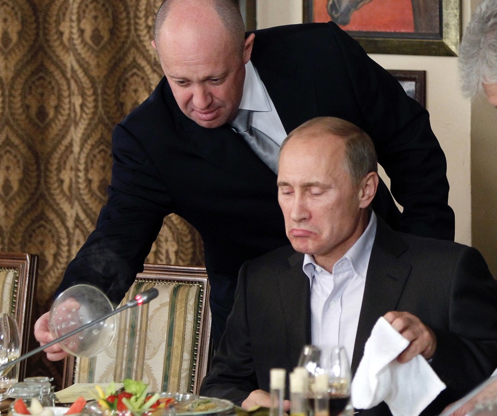 2011年11月，瓦格纳领导人普里戈任招待时任总理普京（右）到其餐厅用餐。 美联社