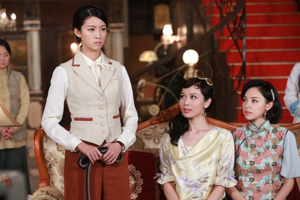（左起）蔡思貝、楊秀惠、譚凱琪在《大帥哥》中飾演張衛健的太太。