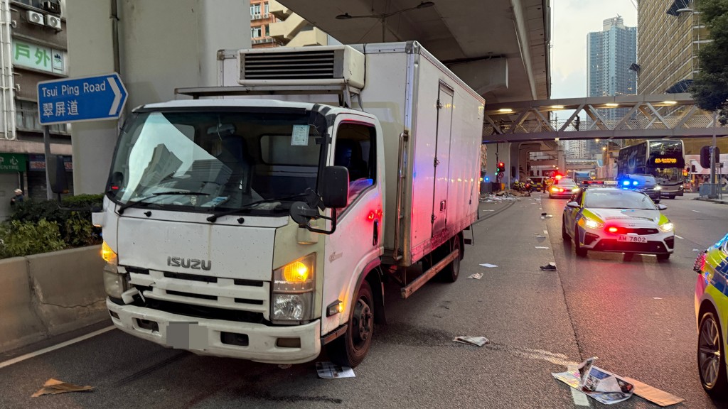 貨車車頭輕微損毀。