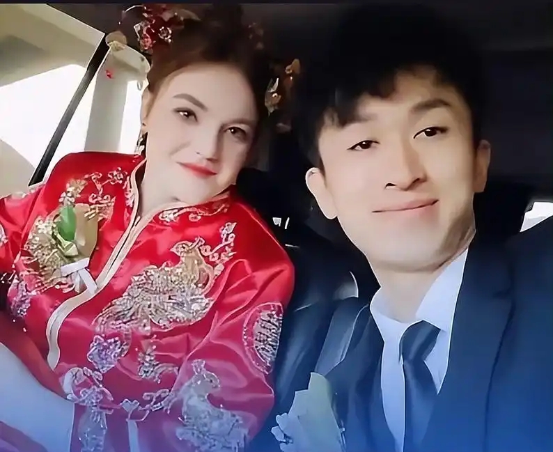 电梯一句英文定情，东北外卖员跟美籍幼师两人结婚照一度成为佳话。抖音