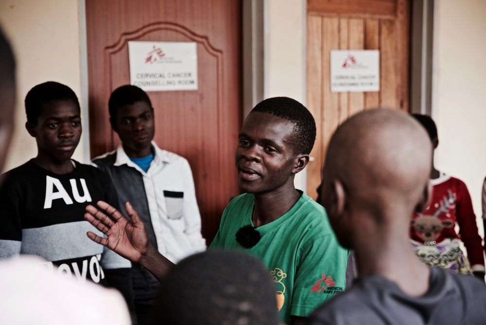 2020年的一次俱樂部聚會，當時20歲的奇隆加莫（Chilungamo）（綠衣者）與其他感染愛滋病毒的同齡人交流。©無國界醫生