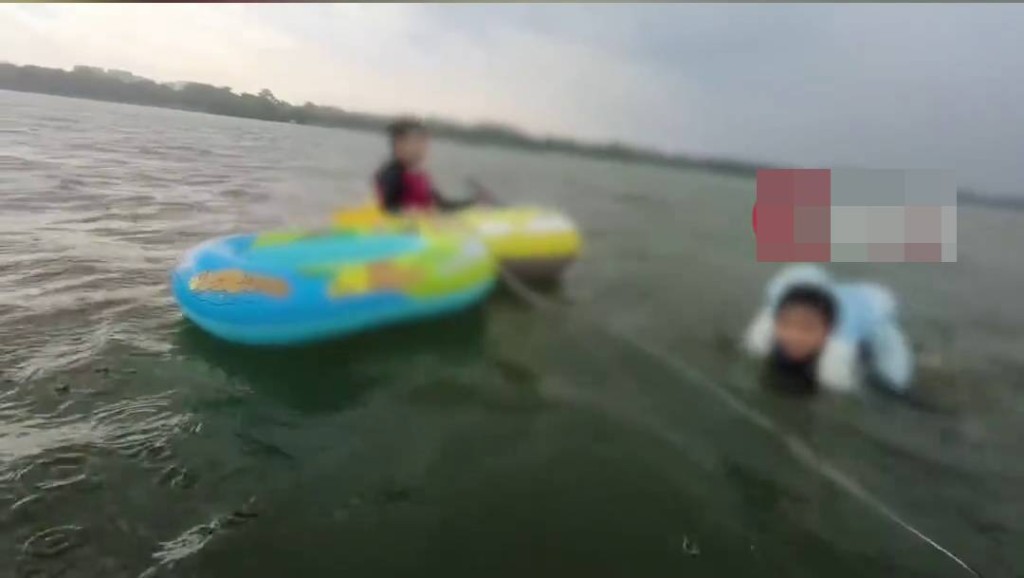 狂風大浪導致充氣小船翻側，一名小孩墮湖。瀟湘晨報