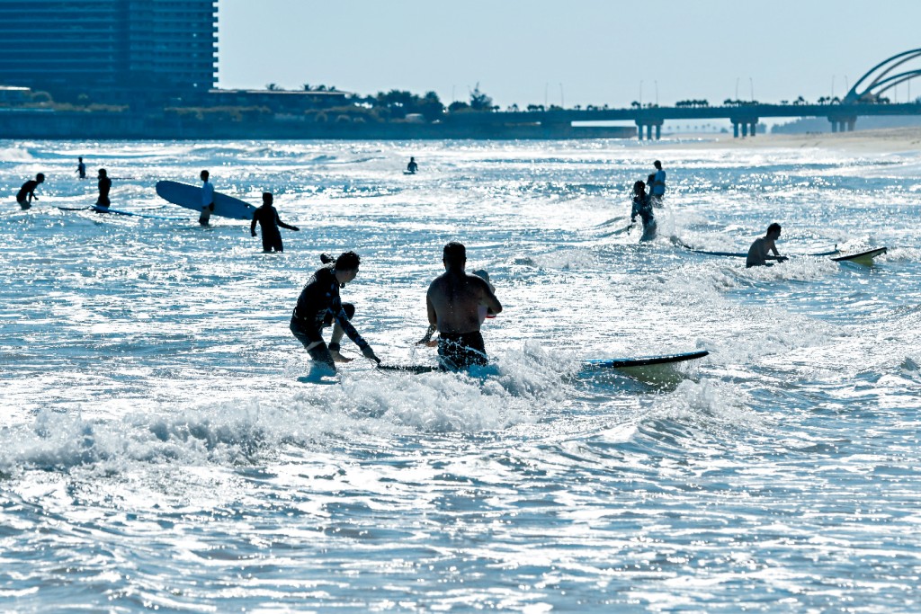 海南萬寧吸引不少衝浪客。