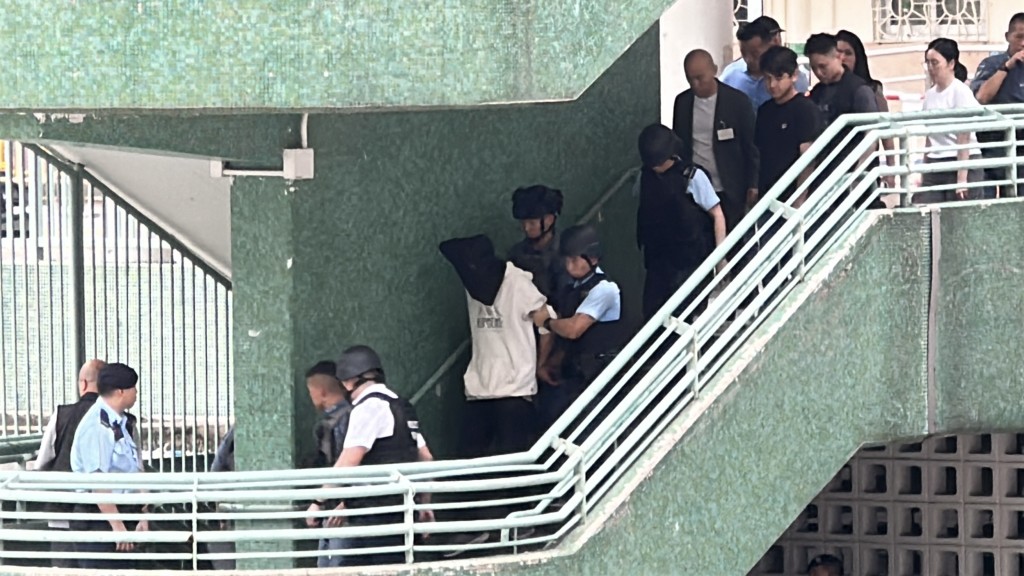 疑犯被押上警車。