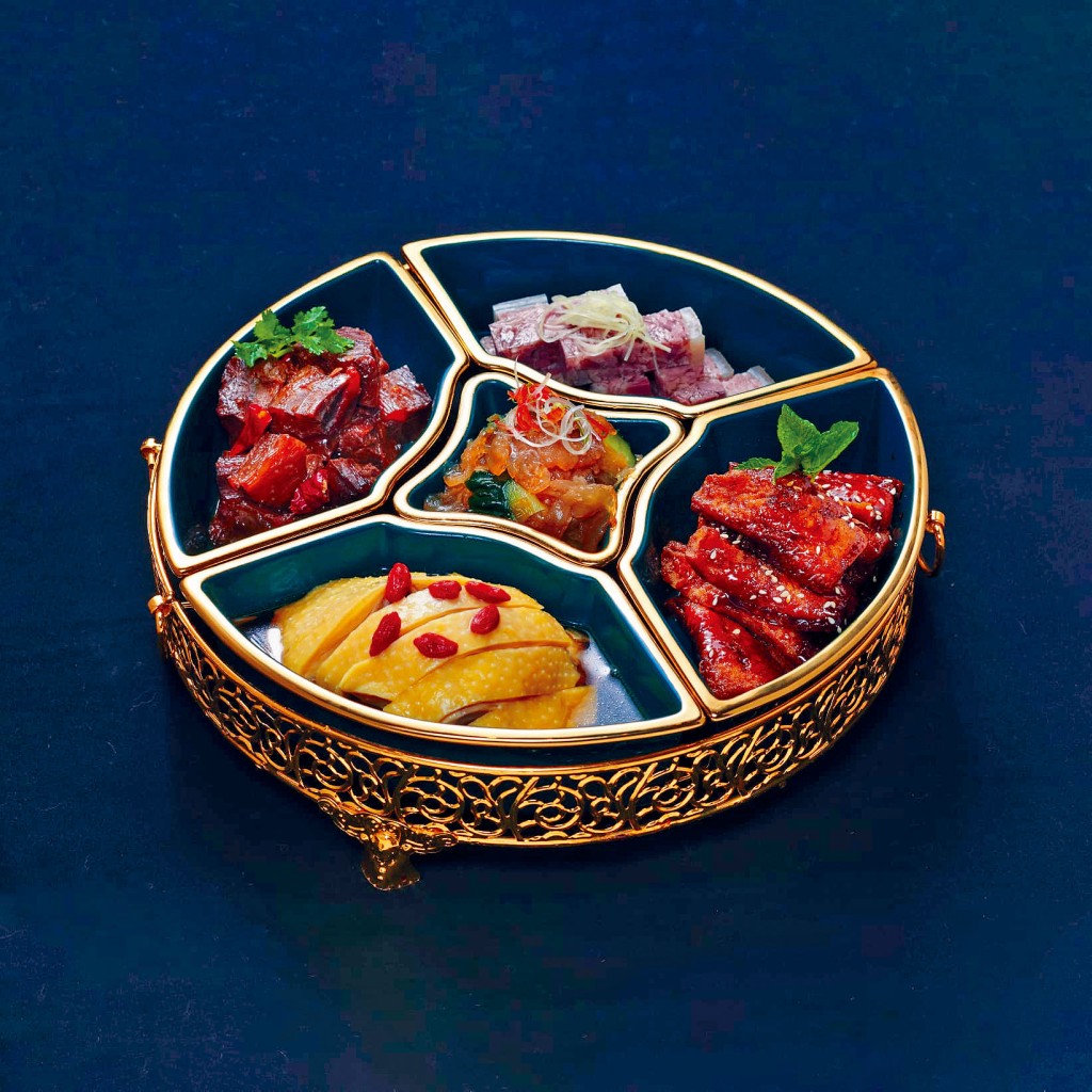 五福臨門，一次過可品嘗五款上海經典前菜，如脆鱔、肴肉、陳皮牛肉、醉雞及紅蜇頭，開胃鮮美。