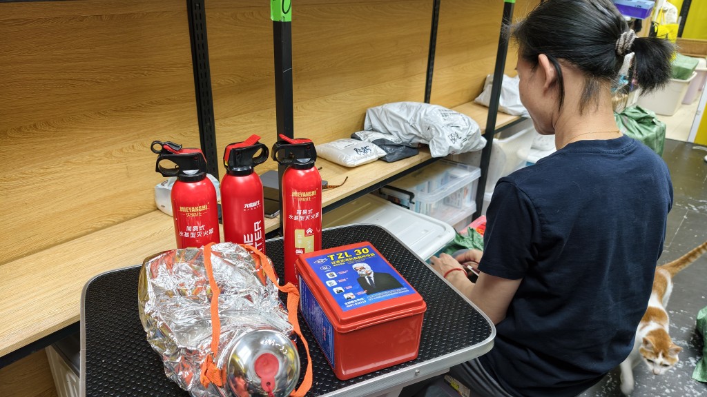 葉小姐昨日帶滅火筒及逃生面罩上樓救人。 葉小姐昨日帶滅火筒及逃生面罩上樓救人。