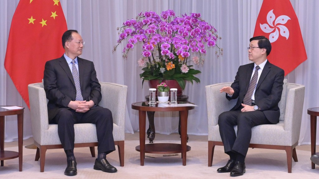 行政长官李家超（右）与湖南省省长毛伟明（左）会面。政府新闻处