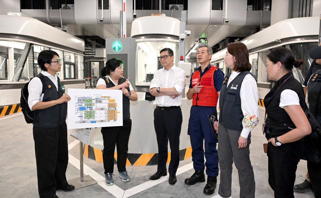 保安局局長鄧炳強與海關副關長(管制及執法)蔣依莉視察跨部門第二次大型演練。香港海關fb圖片 保安局局長鄧炳強與海關副關長(管制及執法)蔣依莉視察跨部門第二次大型演練。香港海關fb圖片