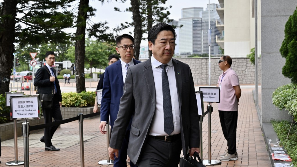 市建局樓宇復修部總監王思敬今日在宏福苑聽證會作供