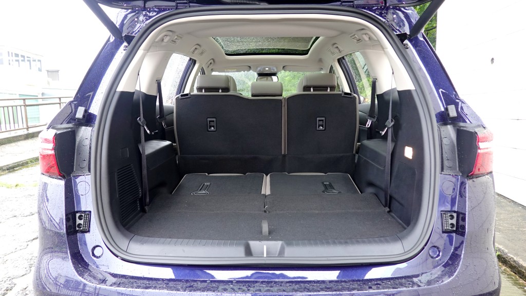 比亞迪BYD M6後座椅背覆摺放平，讓原有車尾廂擴展近倍儲物量。