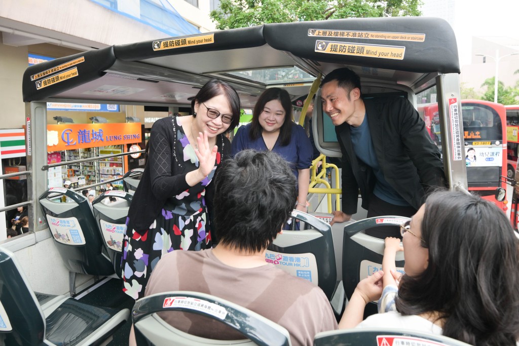 旅游事务专员张冯泳萍（左）今日（2日）到观光巴士，了解相关交通配套与旅客服务设施的运作。