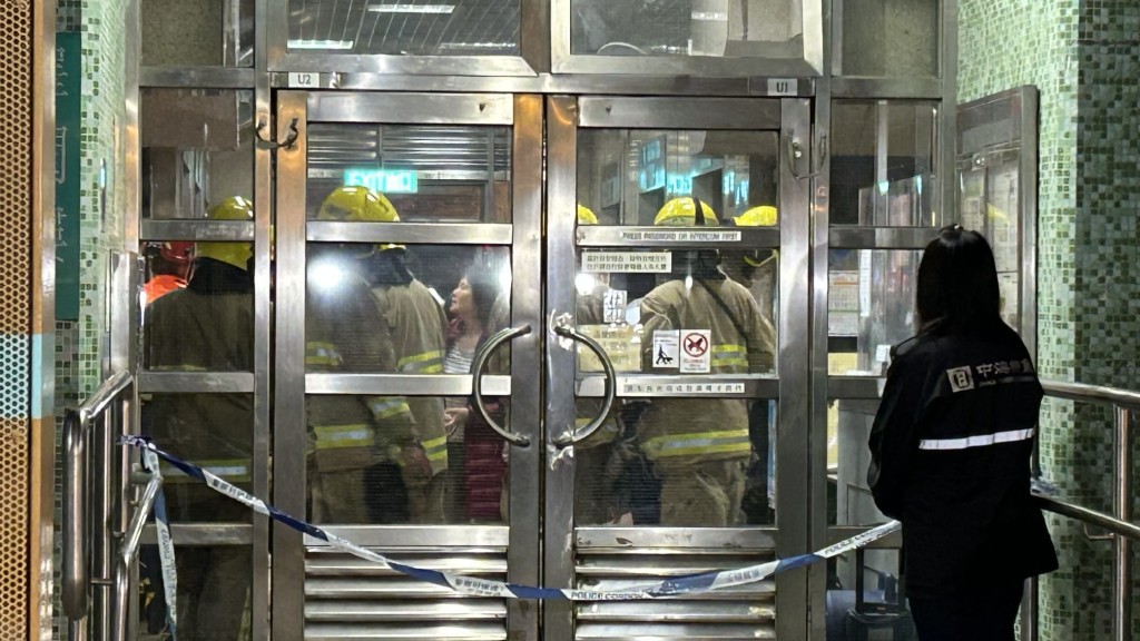 消防接報到場開喉撲救,救出一名男子,他身體多處被嚴重燒傷,清醒送院治理。蔡楚輝攝 消防接報到場開喉撲救,救出一名男子,他身體多處被嚴重燒傷,清醒送院治理。蔡楚輝攝