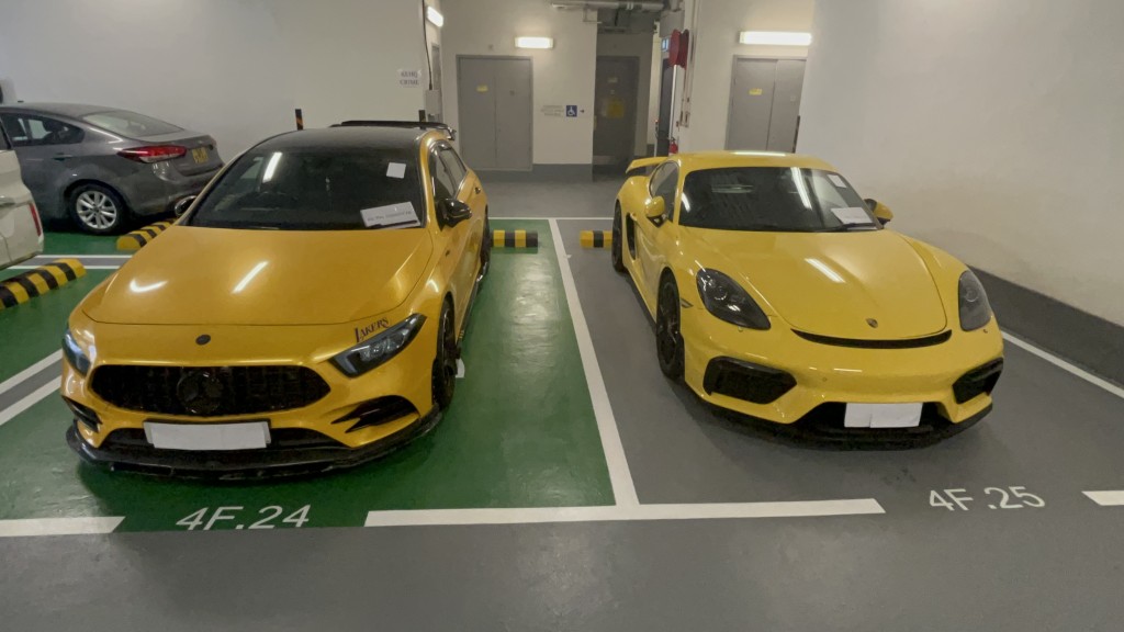 警方拘留兩部名車。楊偉亨攝 警方拘留兩部名車。楊偉亨攝