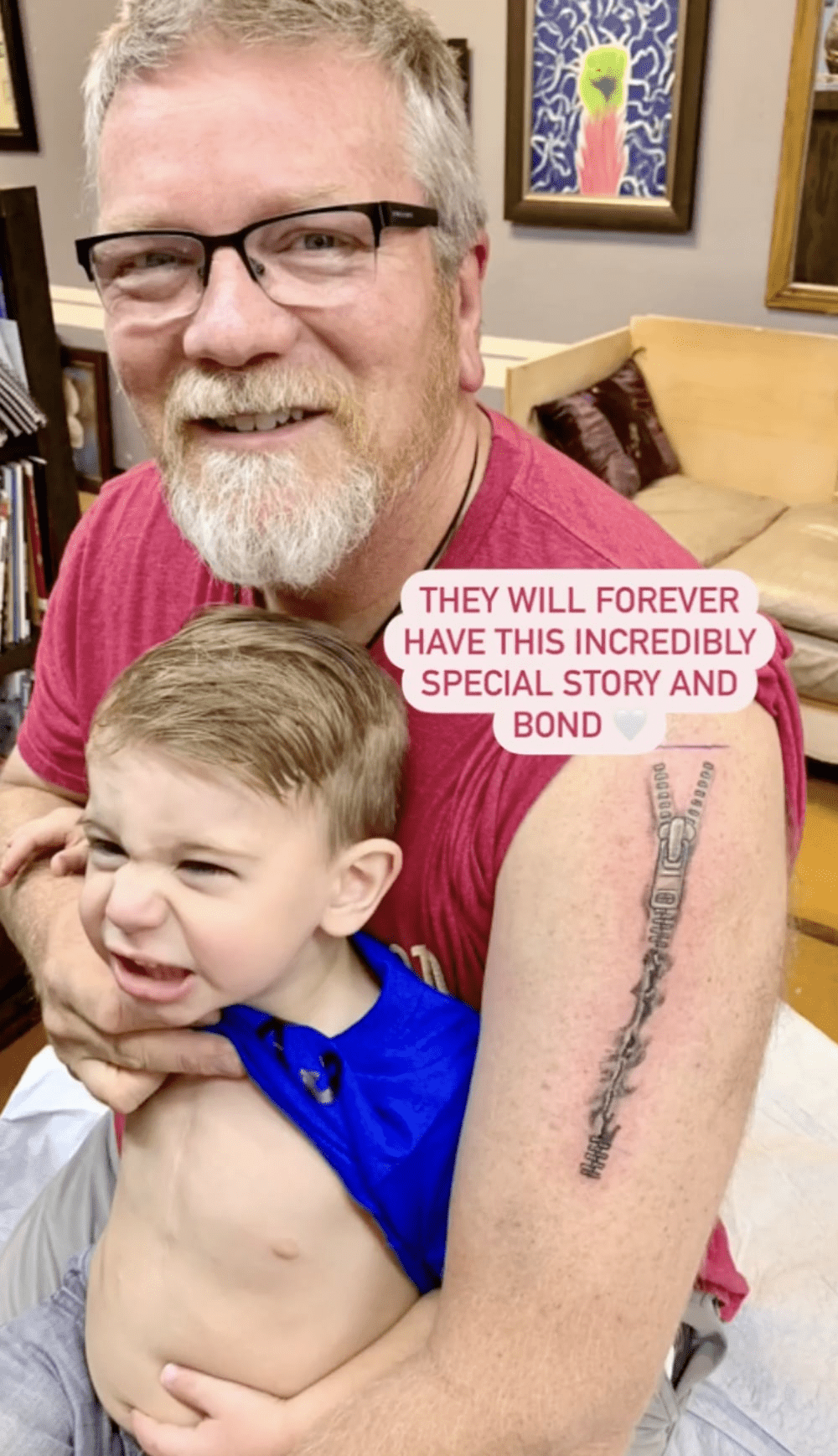 外公刻意紋上與索耶疤痕相同的圖案。（圖片來源：Instagram@rebekahsfamily）