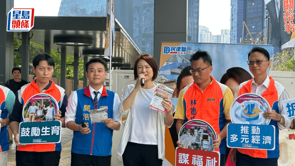 《施政報告》將在本月底出爐,民建聯今日以巴士巡區的形式,在九龍城區向市民宣傳該黨的施政報告倡議。何嘉敏攝