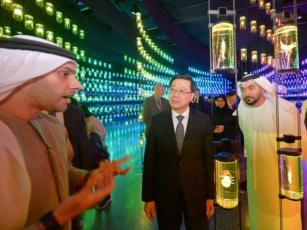 李家超参观迪拜未来基金会创立的未来博物馆。