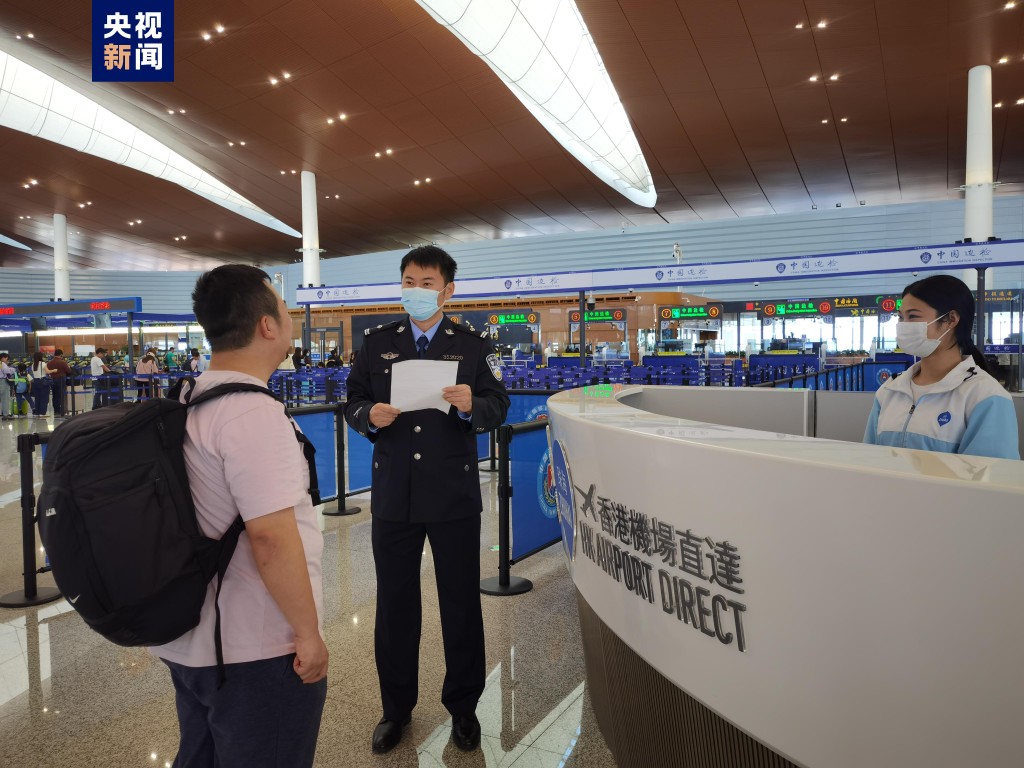「經珠港飛」將在12日起實施，內地旅客屆時可直接由珠海到香港機場。央視