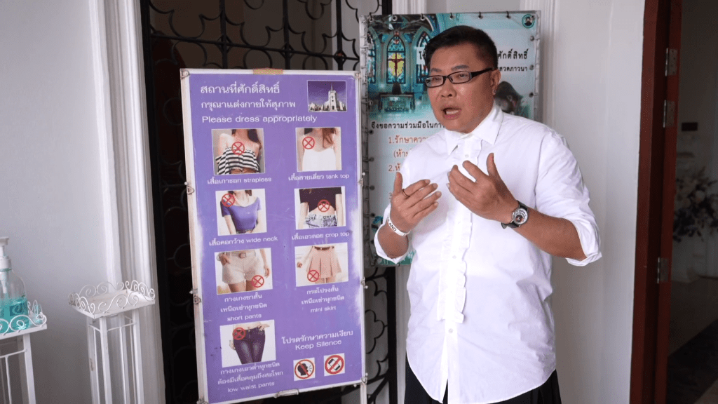 Roger解释呢间教堂同佛寺规定,有部分女士嘅服饰,唔太适合入去。 Roger解释呢间教堂同佛寺规定,有部分女士嘅服饰,唔太适合入去。