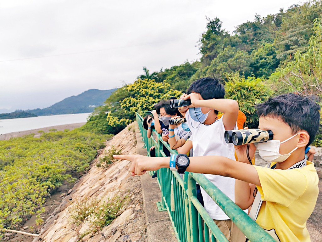 每周一次的实地考察带学生走访香港各区，探索不同事物。