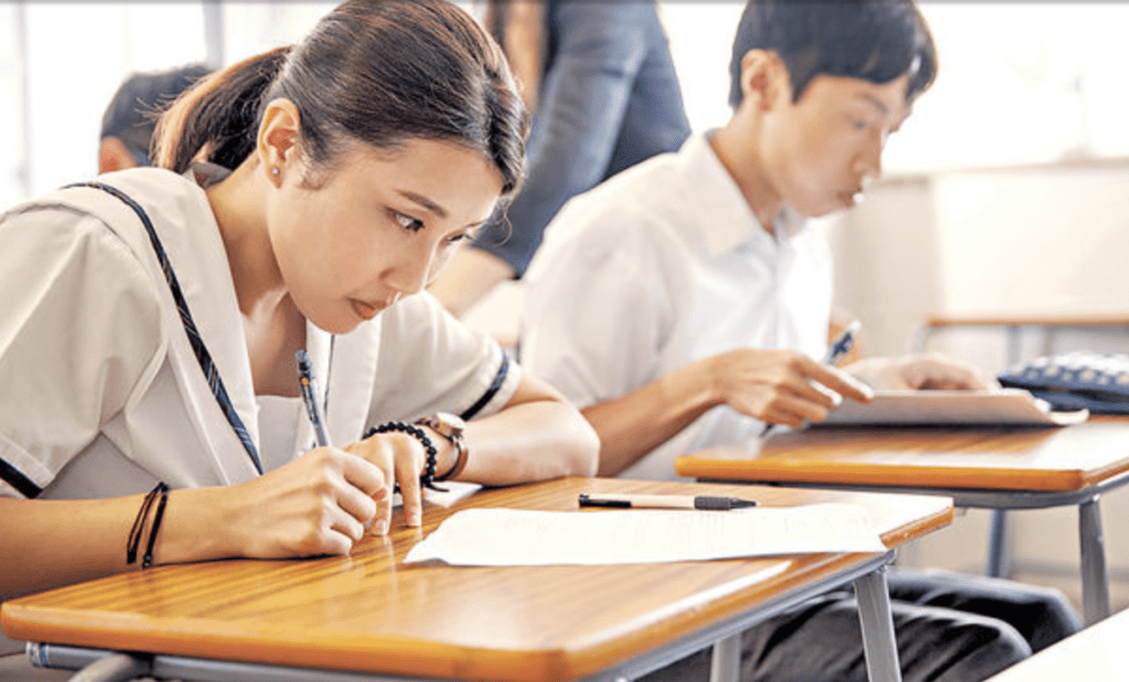 日本学生向来学业压力大，不少父母重视子女成绩。