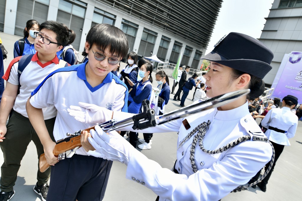有學生在儀仗隊員手中接過長槍，一嘗「陀槍」滋味。盧江球攝