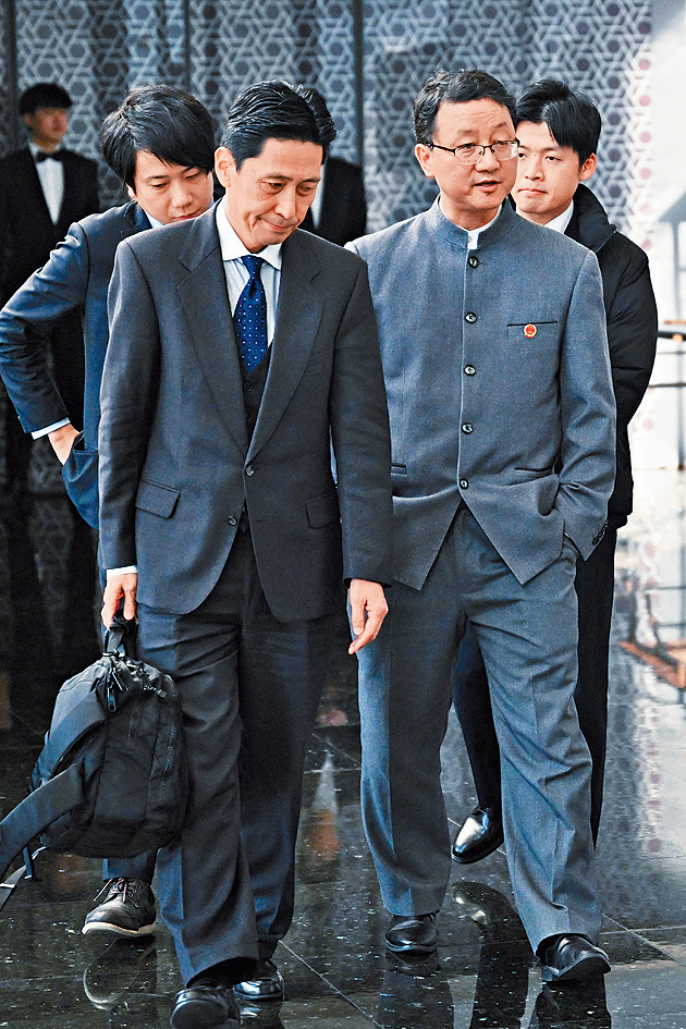 外交部亞洲司司長劉勁松（右）雙手插袋送金井正彰（左）離開。