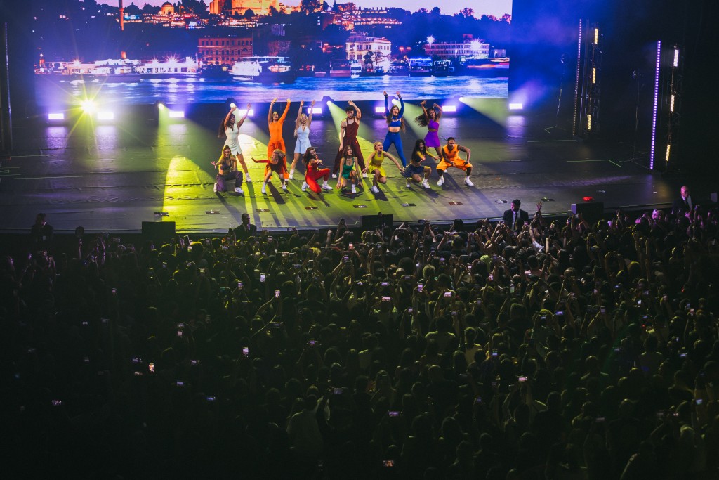 Now United 跳唱《Giddy Up》。