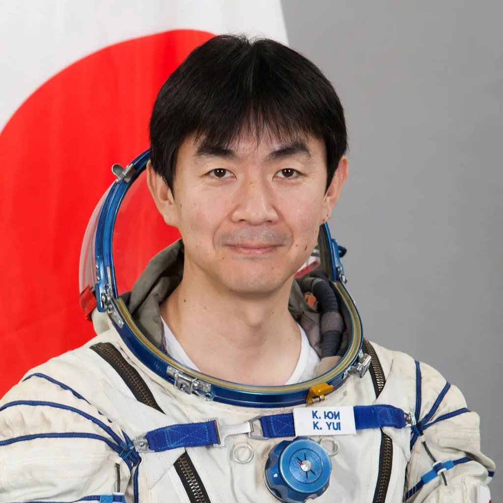 日本太空人油井龜美也要求休斯敦任務中心的醫生，幫忙看一下太空人的情況。NASA圖片