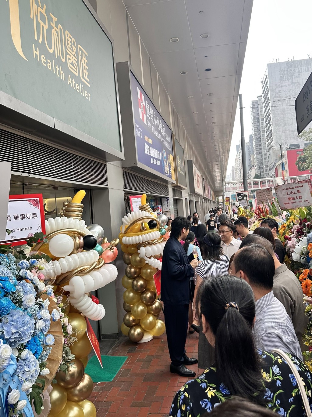 許廷鏗診所門外擺滿花籃。（網上圖片）