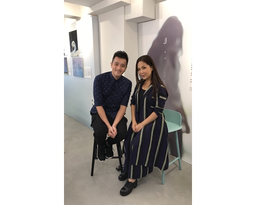 Janice接受主播许文轩访问。