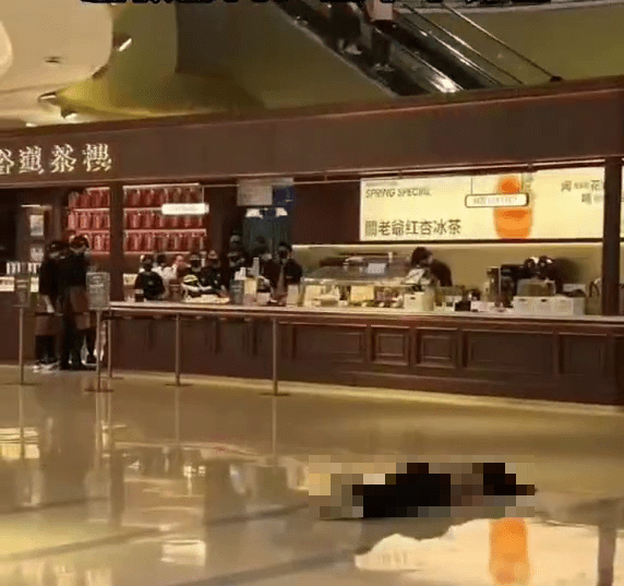 網上流傳女子躺在商場一樓一間茶樓櫃檯前的地板上沒有動靜。 網上流傳女子躺在商場一樓一間茶樓櫃檯前的地板上沒有動靜。