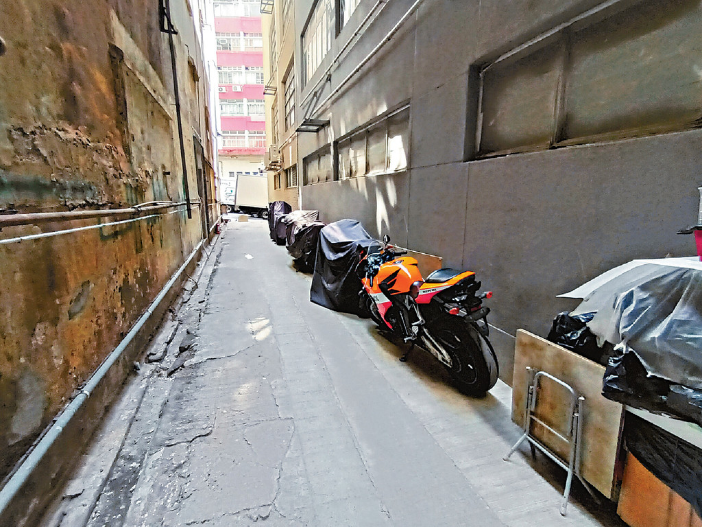 葵涌有后巷泊满没有车牌和行车证的电自行车。