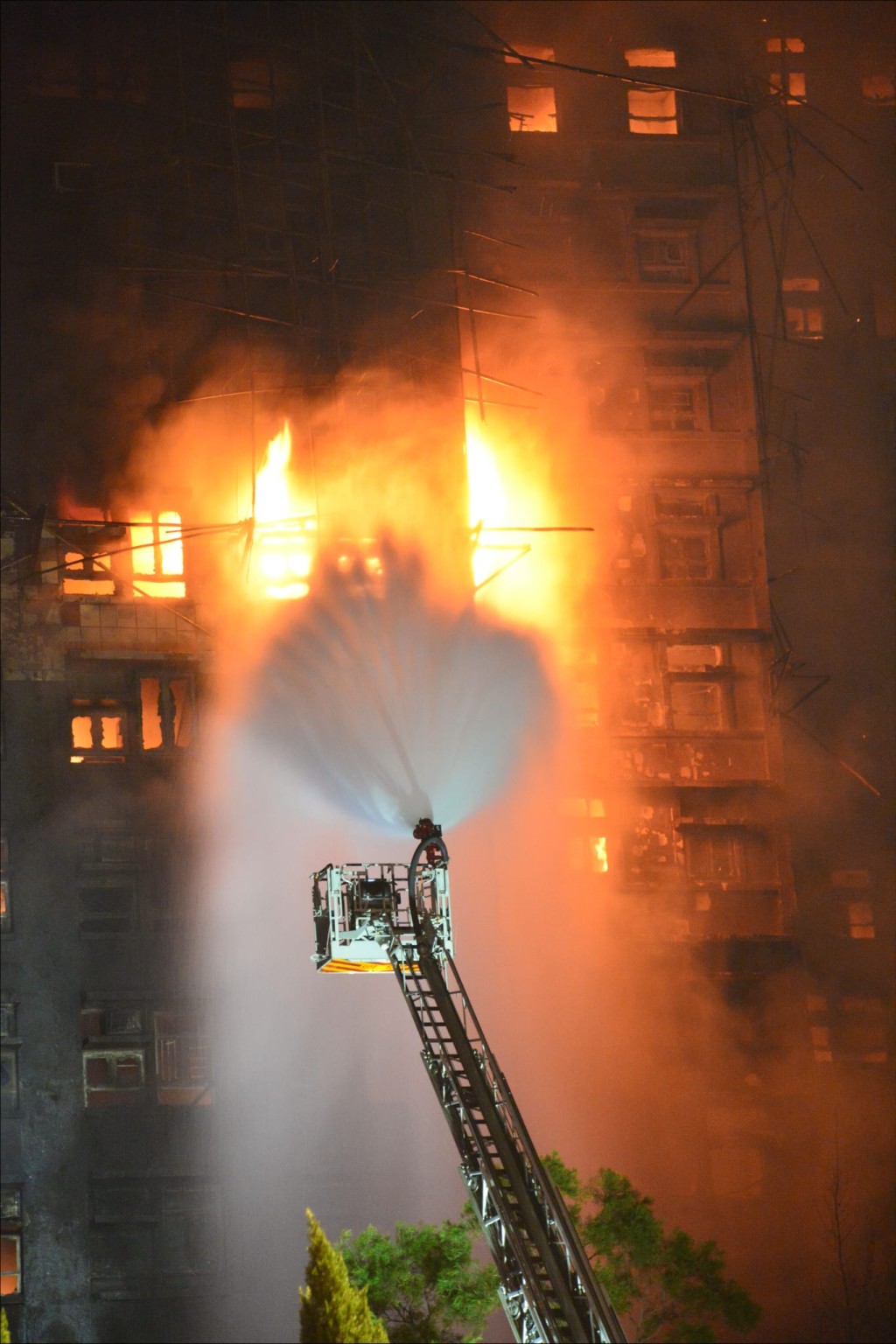 當局指,人員在宏福苑內未被大火波及的大廈,亦發現多個單位的玻璃窗貼上發泡膠板,這類物料遇熱時極易燃燒並助長火勢擴散,同樣屬可疑之處。 當局指,人員在宏福苑內未被大火波及的大廈,亦發現多個單位的玻璃窗貼上發泡膠板,這類物料遇熱時極易燃燒並助長火勢擴散,同樣屬可疑之處。