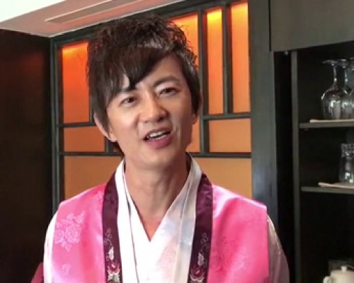 項明生回應說有粉絲跟縱他，希望絲們不要太瘋狂。