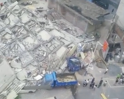 湖南汝城有民房倒塌，暫未有傷亡報告。影片截圖