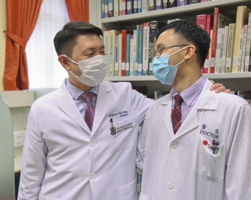 港大醫學院內科學系臨床教授孔繁毅(左)和瑪麗醫院內科駐院醫生譚永輝(右)。