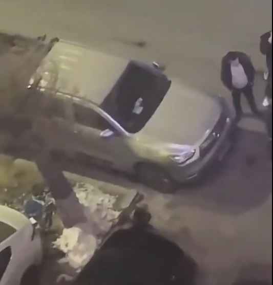 背心男不敵對方後，當街大便自製屎彈還擊。